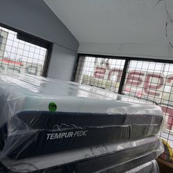 CALIFORNIA KING SIZE TEMPURPEDIC LUXEADAPT (SOFT) MATTRESS & BOX SPRINGS BED SET