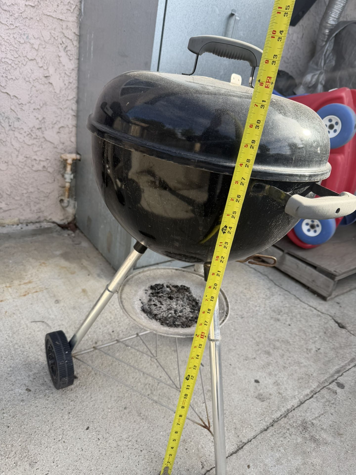 Weber Original Kettle 18 in. Charcoal Grill in Black with Steel Cooking Grate 