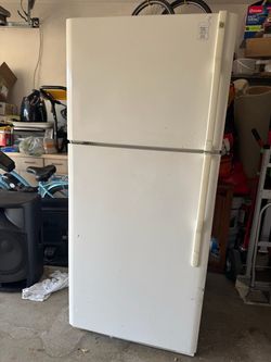 GE Top-Freezer Refrigerator White