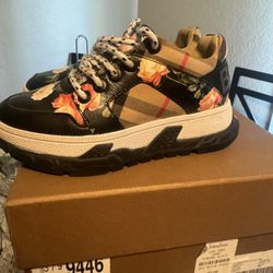 Toddler Burberry Shoes Size 27(10c)