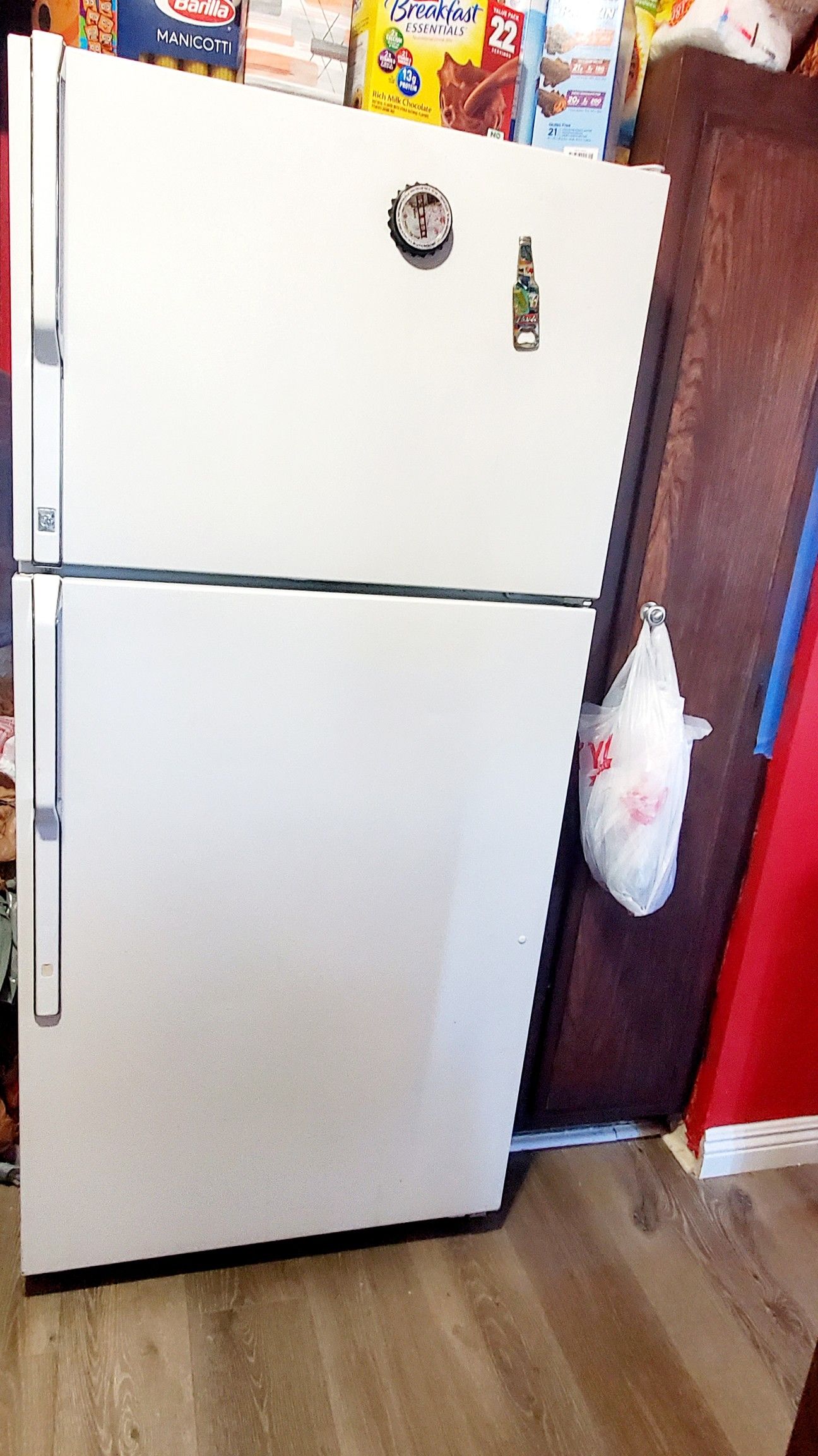 Standard sized refrigerator. Clean and works fine