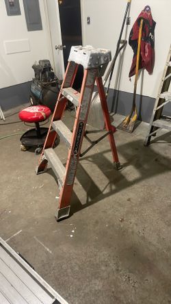 R 4 foot ladder three legged