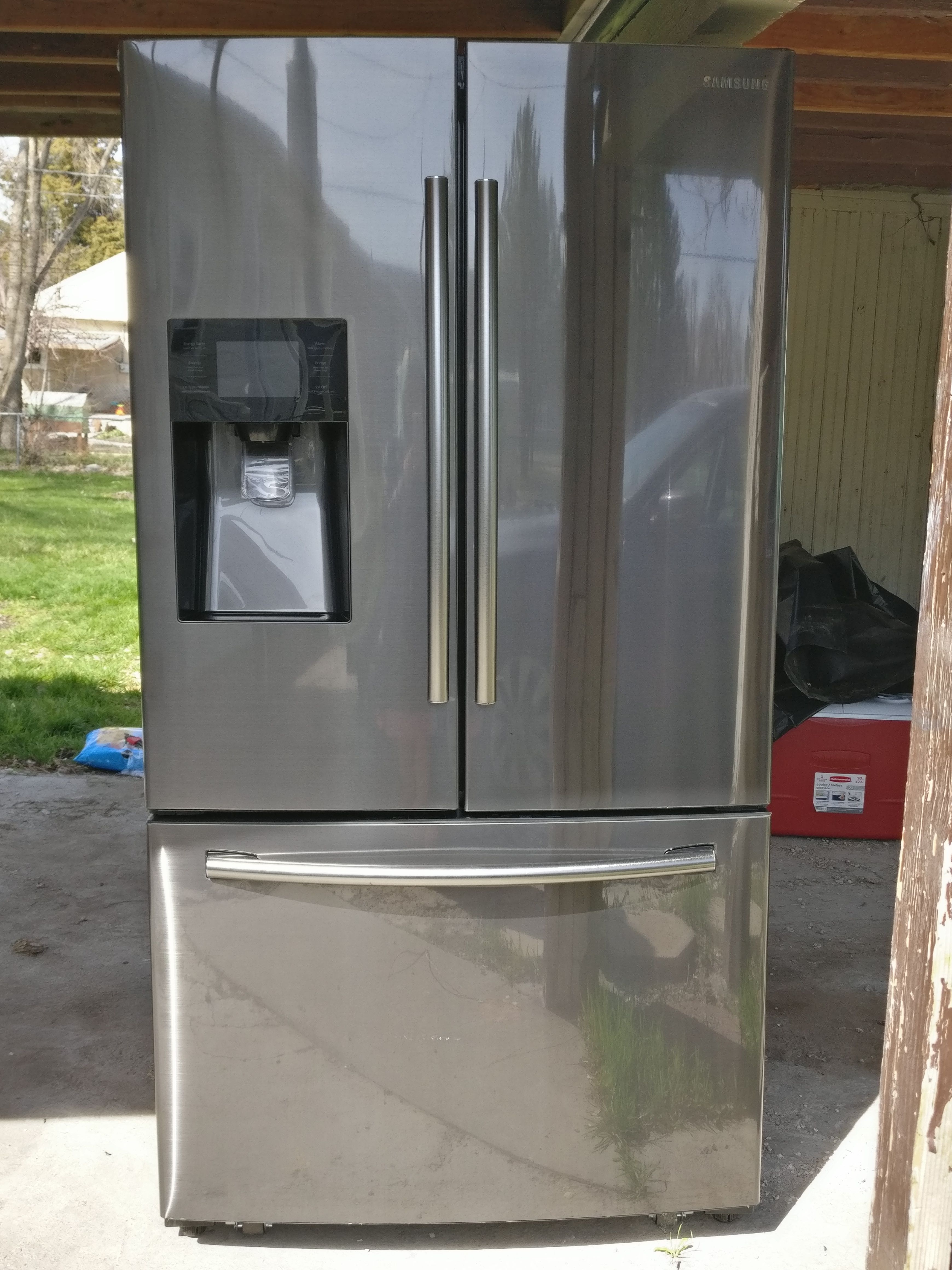 Samsung 24.6-cu ft Refrigerator with Ice Maker