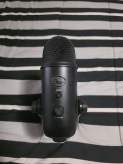 Blue Yeti USB Microphone - Blackout Edition (With Stand)