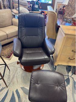 brown leather recliner with ottoman by Benchmaster features a solid wood swivel base