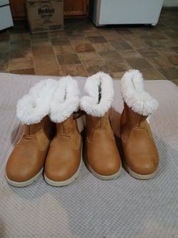 A Pair Of Oshkosh S I B E R I A N Toddler Boots Girls Size 7 And 8 With The Faux Fur Lining Buttons On Side Excellent Condition