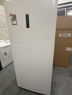 Element 33 Inch Upright Convertible Freezer 17.0 cu. ft. 