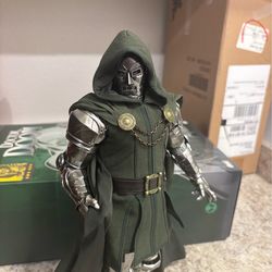 DR. DOOM HOT TOYS