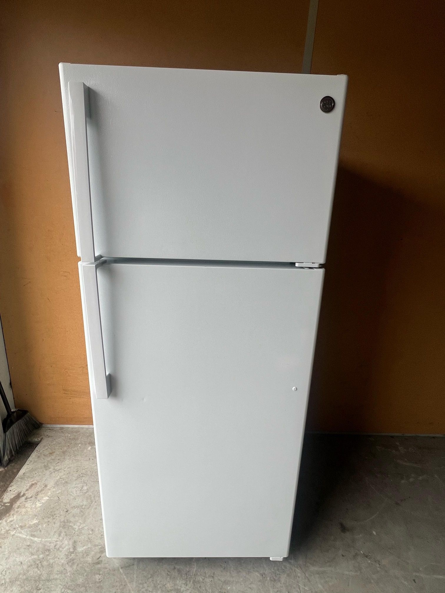 GE refrigerator in excellent condition🧊