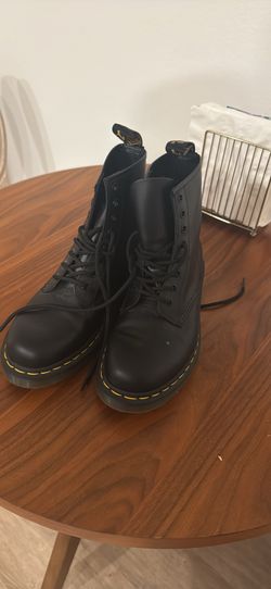 NEVER USED! Dr. Martens 1460 Black 8-Eye Boots - Classic Smooth Leather - Size 8
