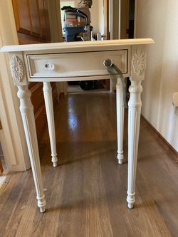 Chic Side Table 🩷