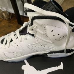 Jordan 6 retro Reverse Oreo (7.5 in men, 9 in women)