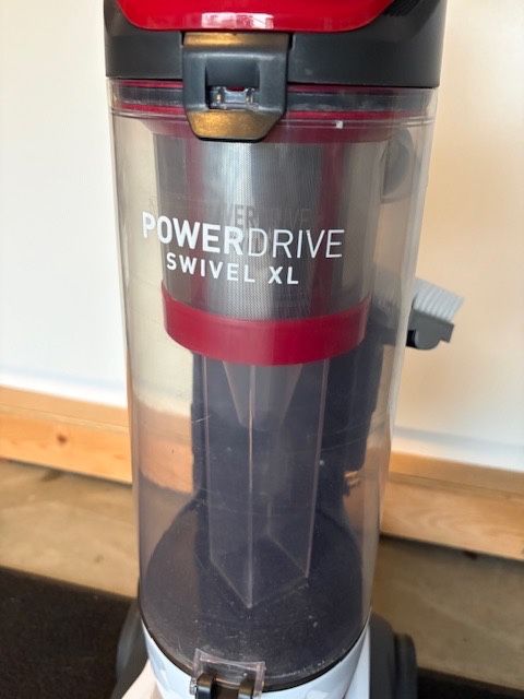 Vacuum-Hoover MaxLife Swivel XL Corded Upright - NEW CONDITION 