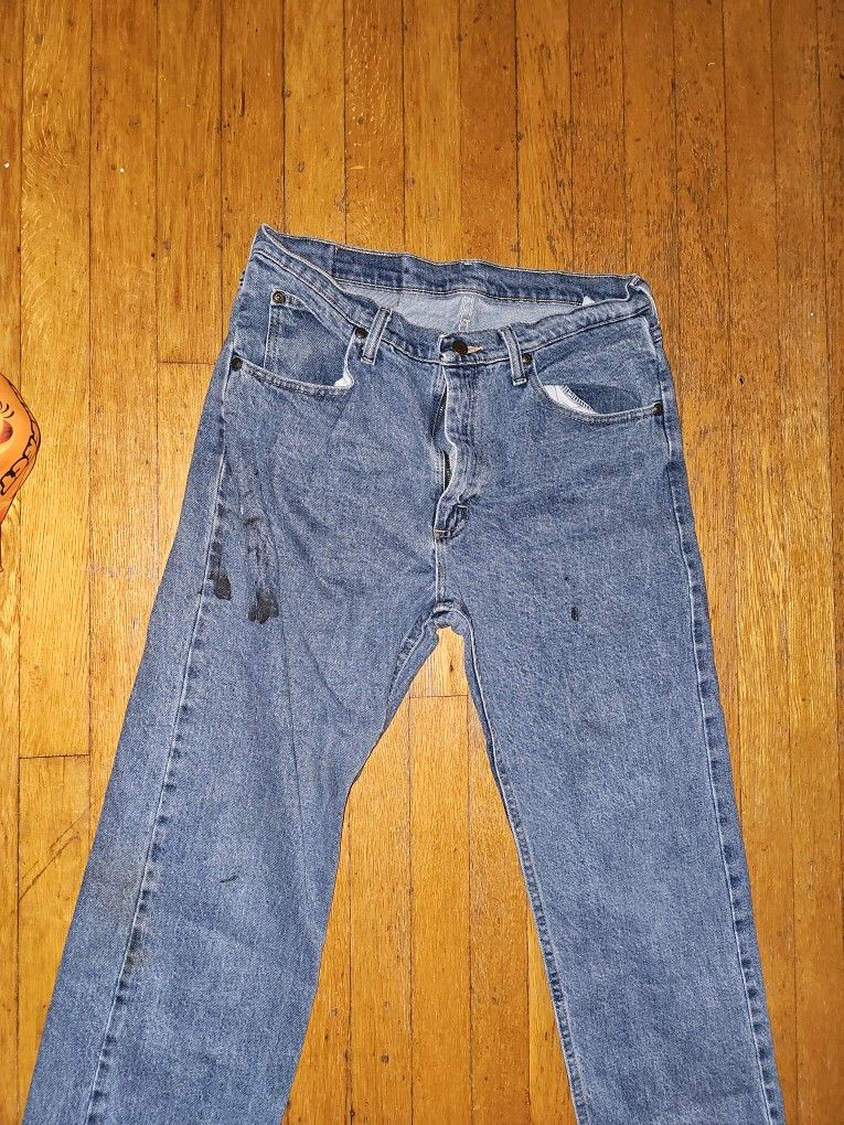 Mens Wrangler 32/34 Jeans Used With Stains Great For Working Outdoors Or Construction