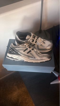 New Balance 9060R - Men Size 8