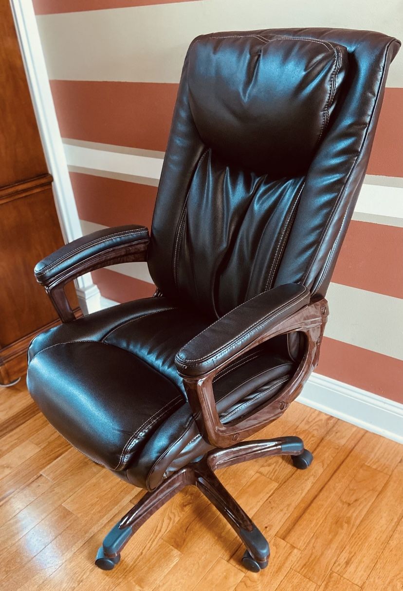 Staples Kelburne Luxura Ergonomic Faux Leather Swivel Executive Chair, in Brown 