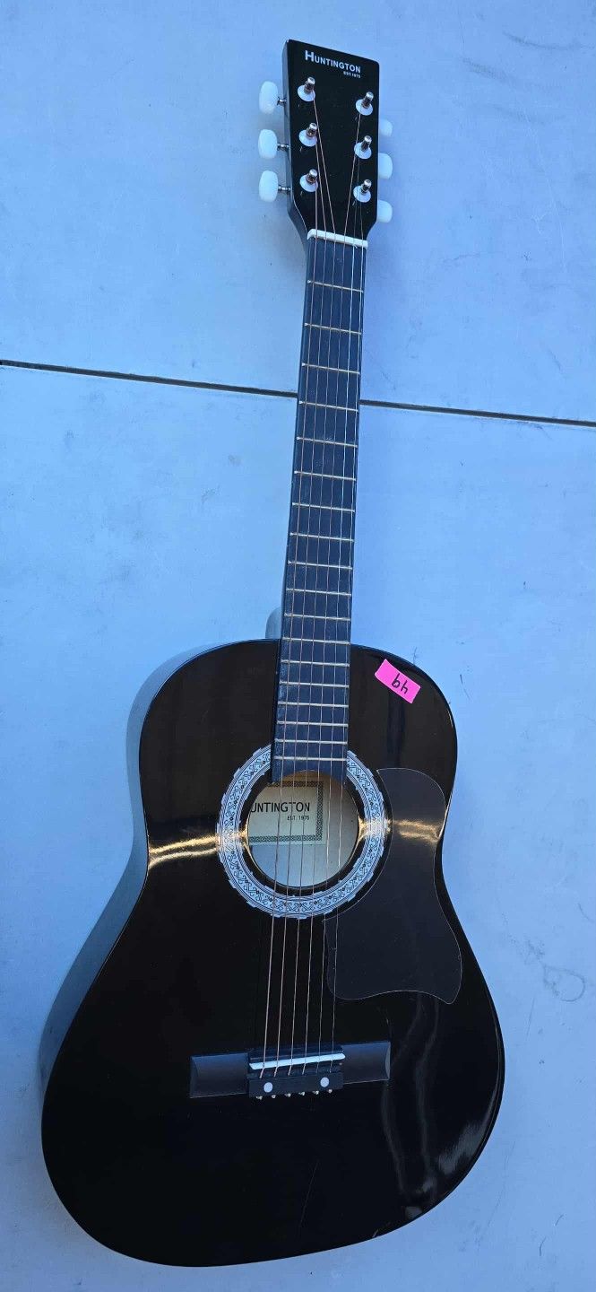 HUNTINGTON 3/4 ACOUSTIC GUITAR  $49 OBO