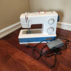Bernette B05 Academy Sewing Machine Like New