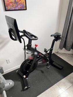 Peloton Bike w/ Screen + Mat – Excellent Condition