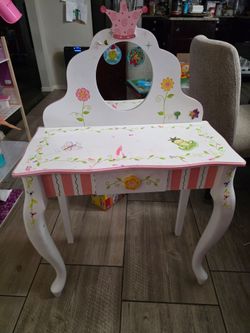 Disney Fantasy Fields Princess & Frog Girls Wooden Vanity Kids Dress Up plus 3 wallart