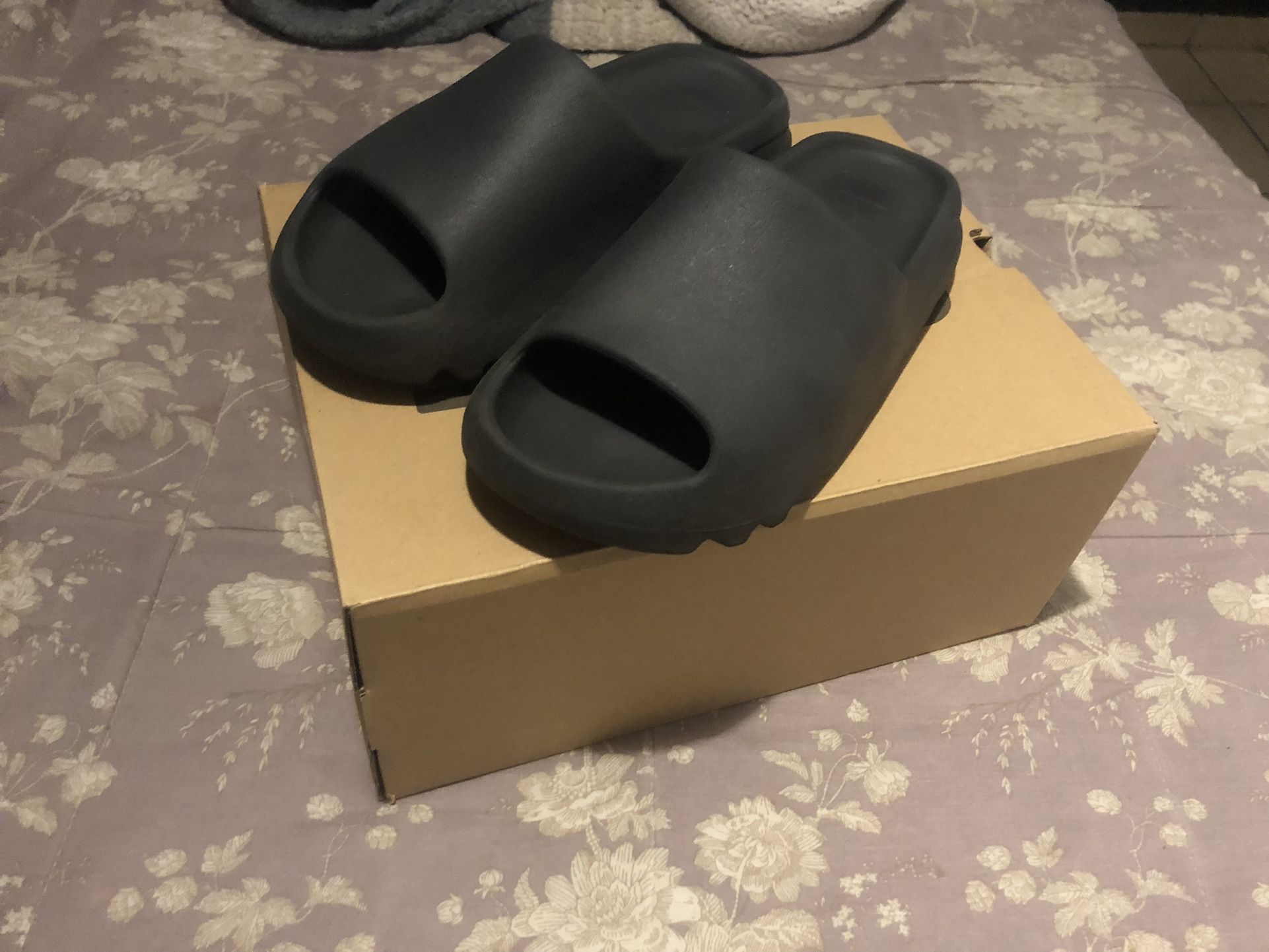 Yezzy Slides Size 9