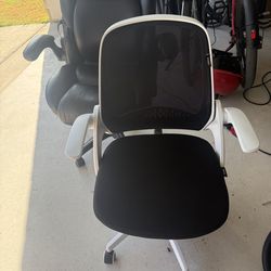 WHITE & BLACK ERGONOMIC MESH OFFICE CHAIR