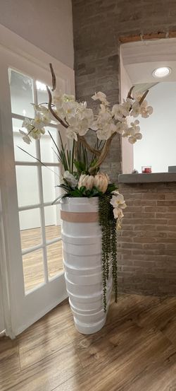High white base orchid flower arrangements  - Arreglos florales de orquídeas de base blanca alta