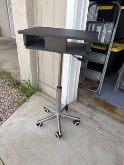 Adjustable laptop stand