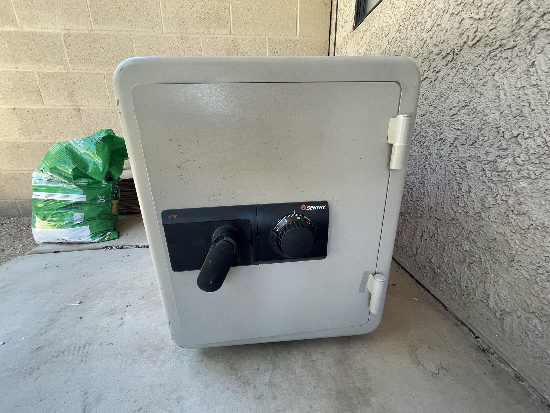 Sentry 1380 Safe