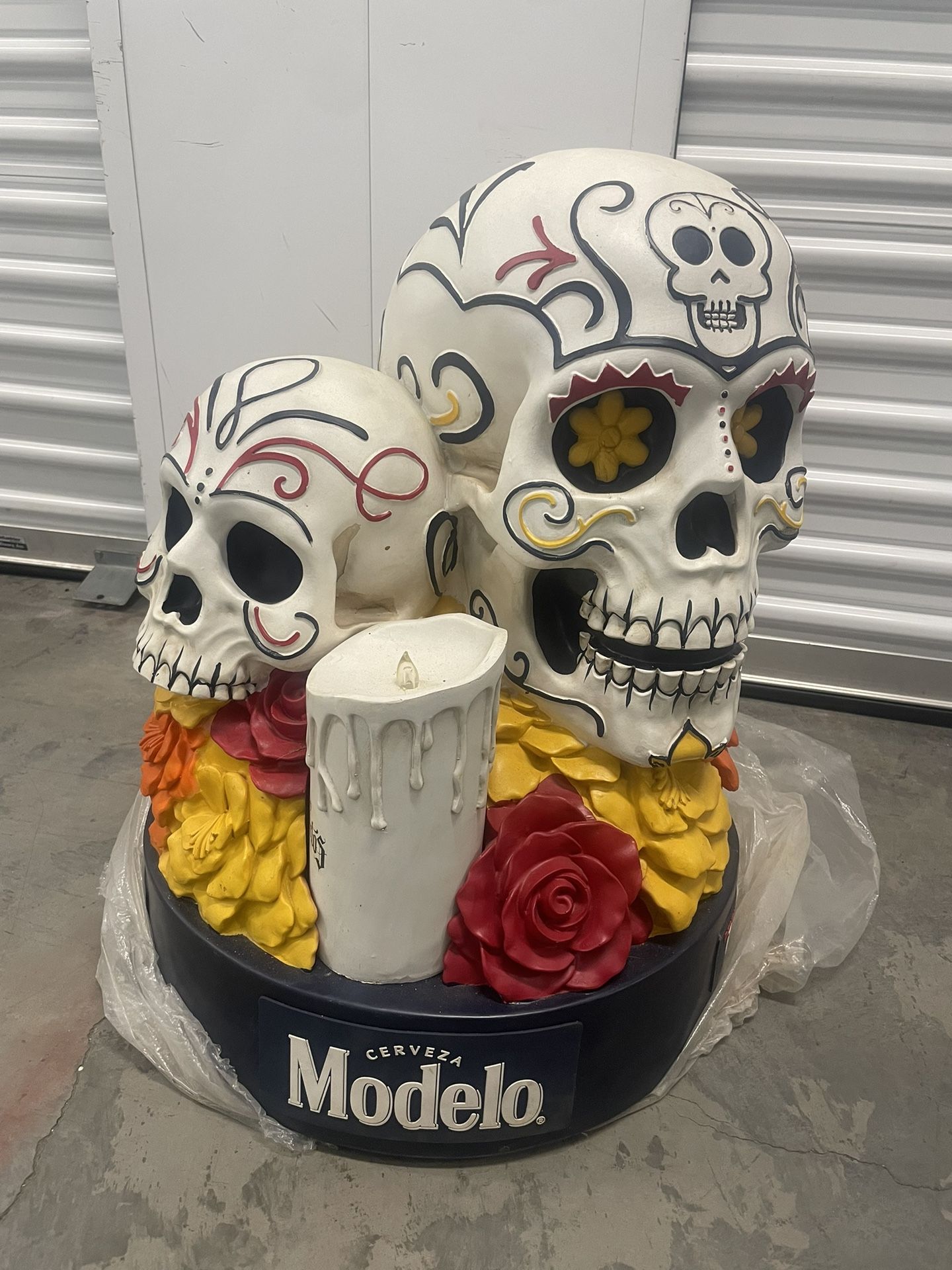 Mr. Cartoon & Modelo