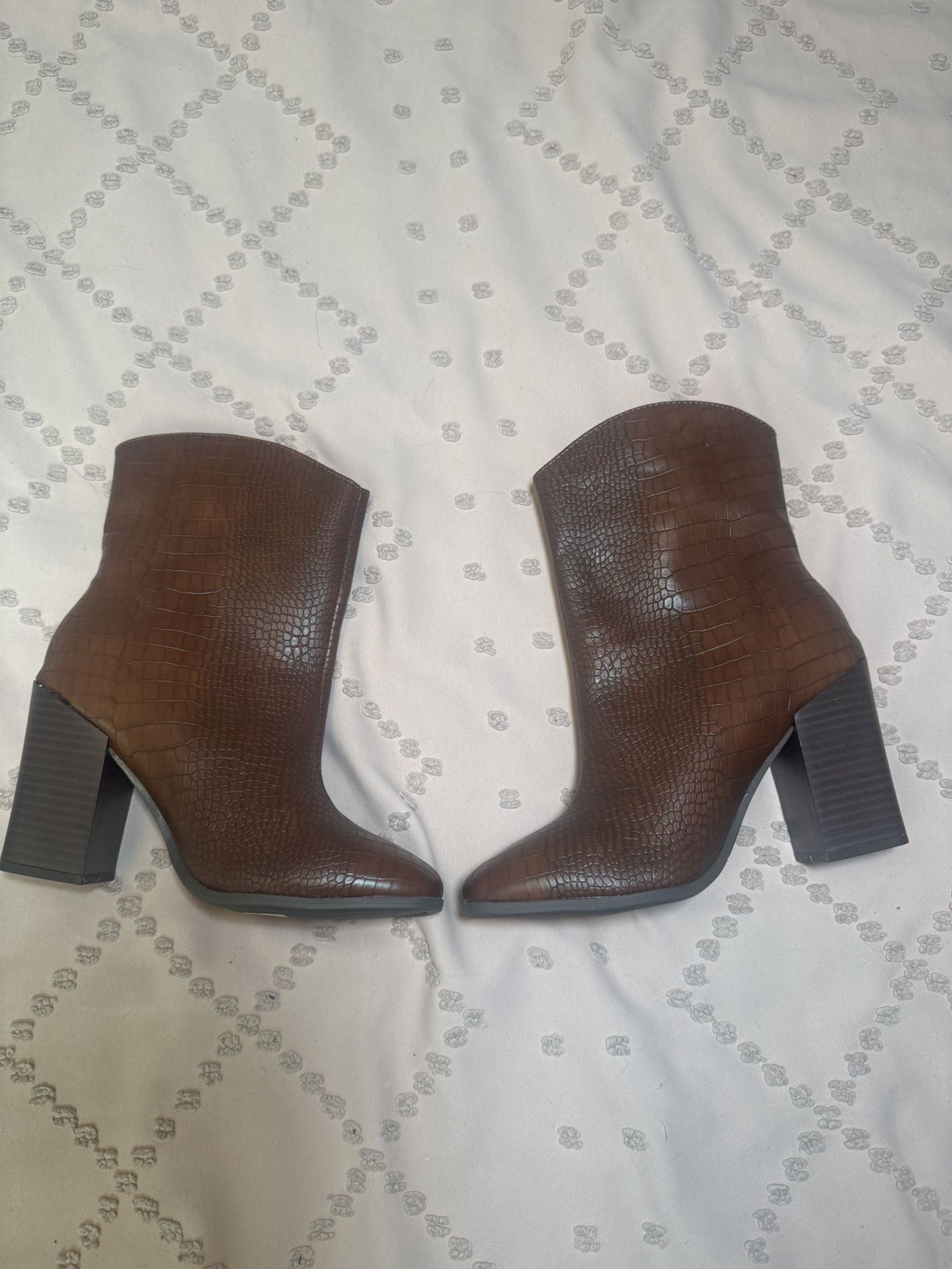Never worn brand new brown leather ankle boots size 6.5