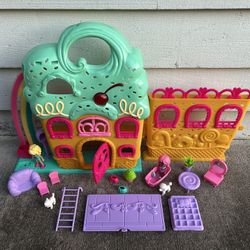 Cup Cake Playhouse Dolls And Accessories 