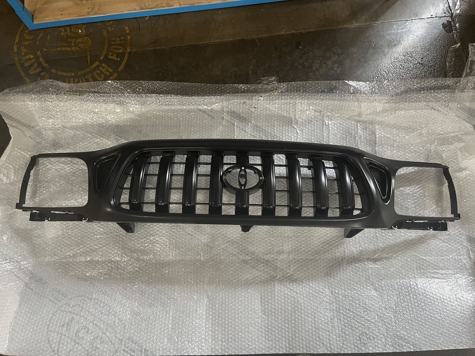 01-04 Tacoma Grille