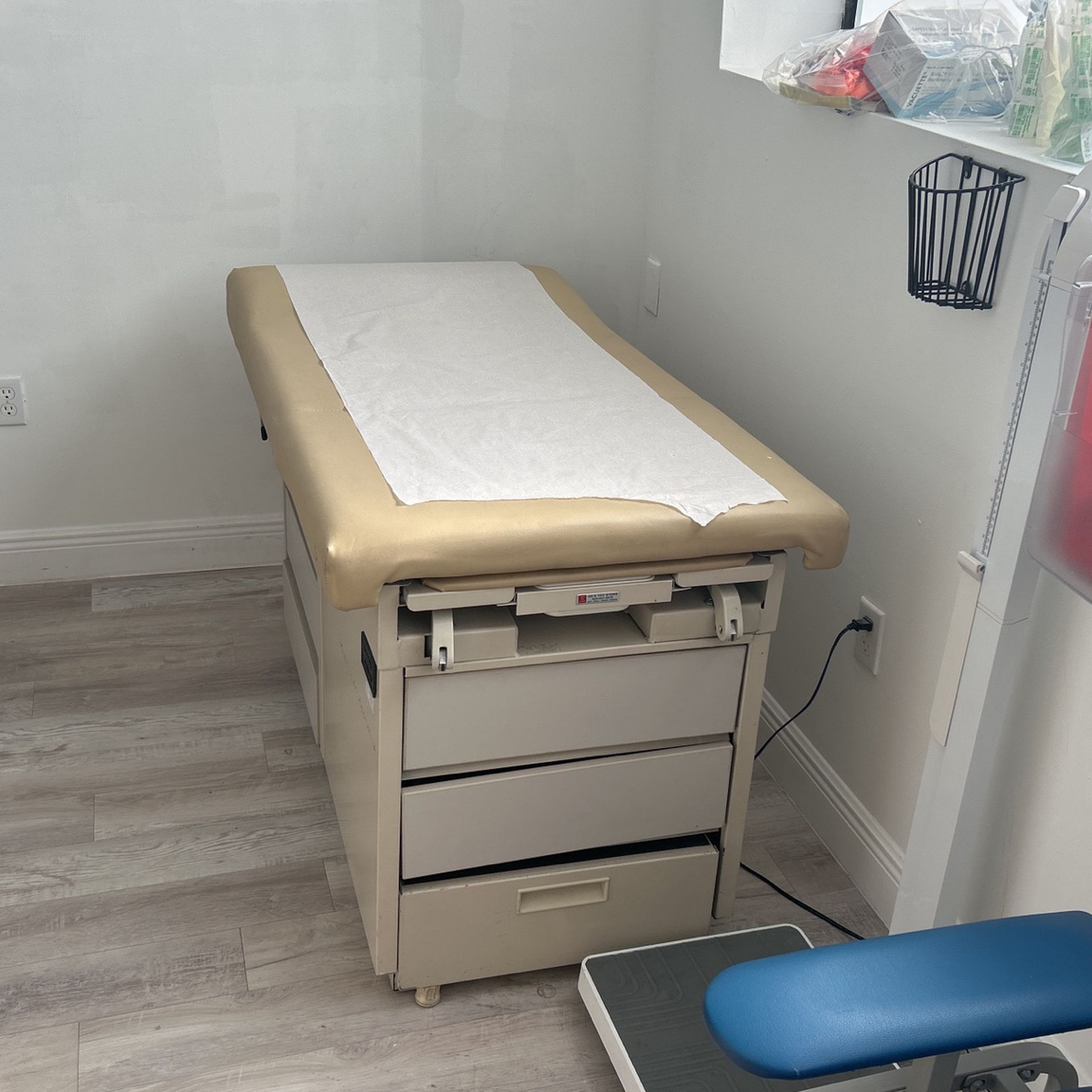 Hamilton E2 Manual Exam Table Plus 3 Side Drawers Right