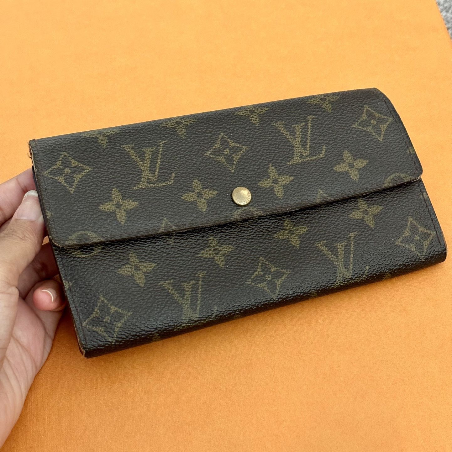 Original LV Sarah Wallet Color - Fuchsia / Monogram for Sale in New York,  NY - OfferUp