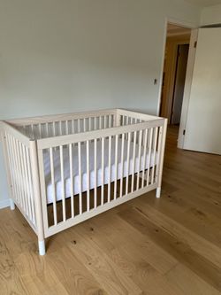 Wooden crib (including mattress)
