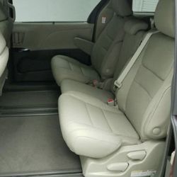 2002 Toyota sienna middle row leather seats - new condition