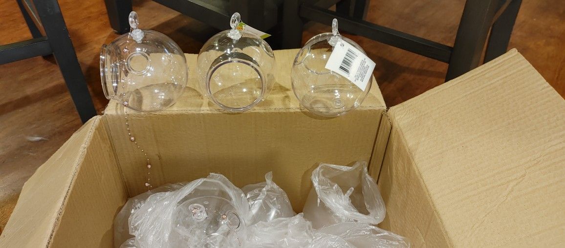 14 Brand New Plastic Terrariums For Wedding Or Air Plants