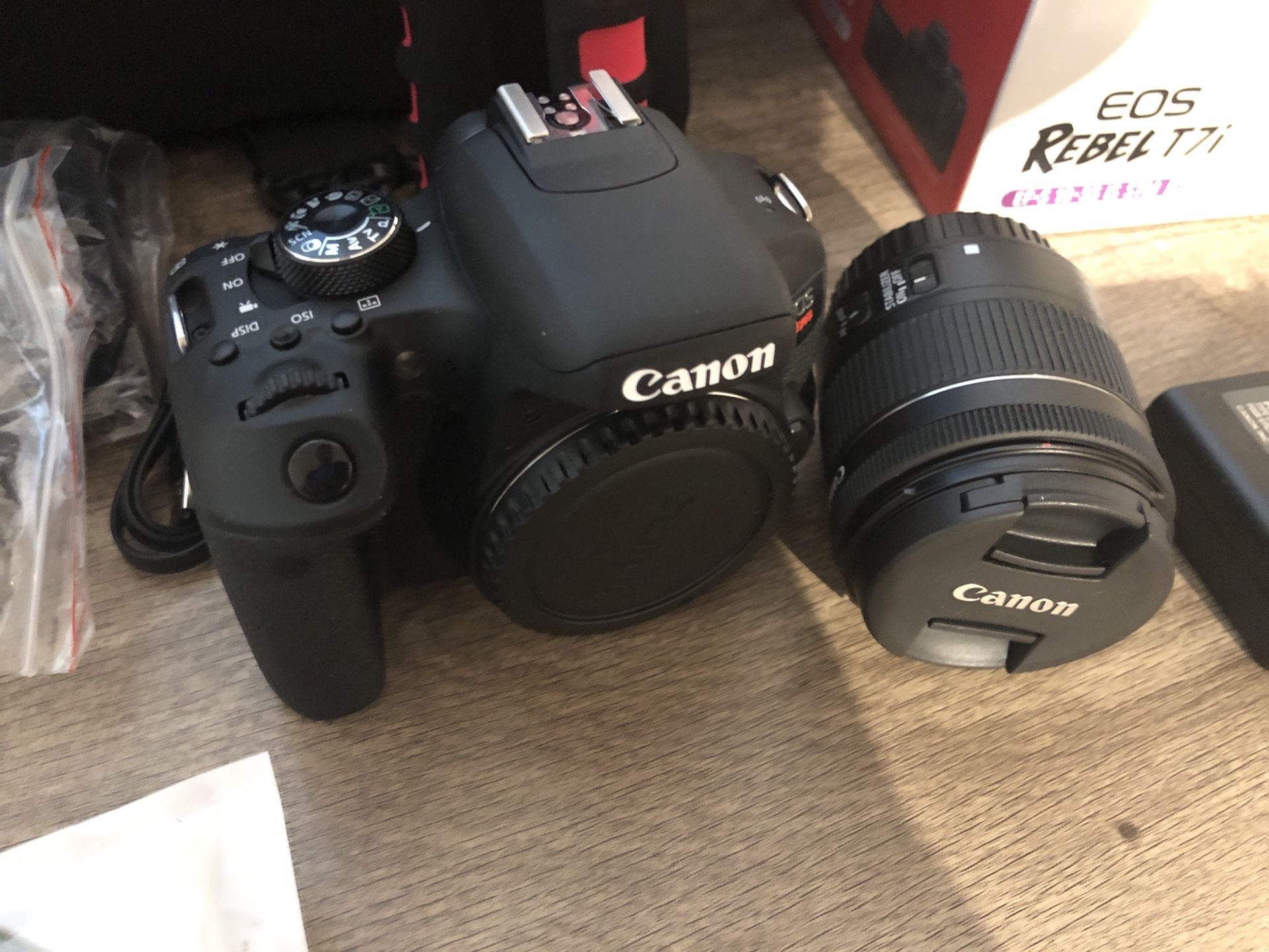 Canon EOS Rebel T7i Vlogging Bundle
