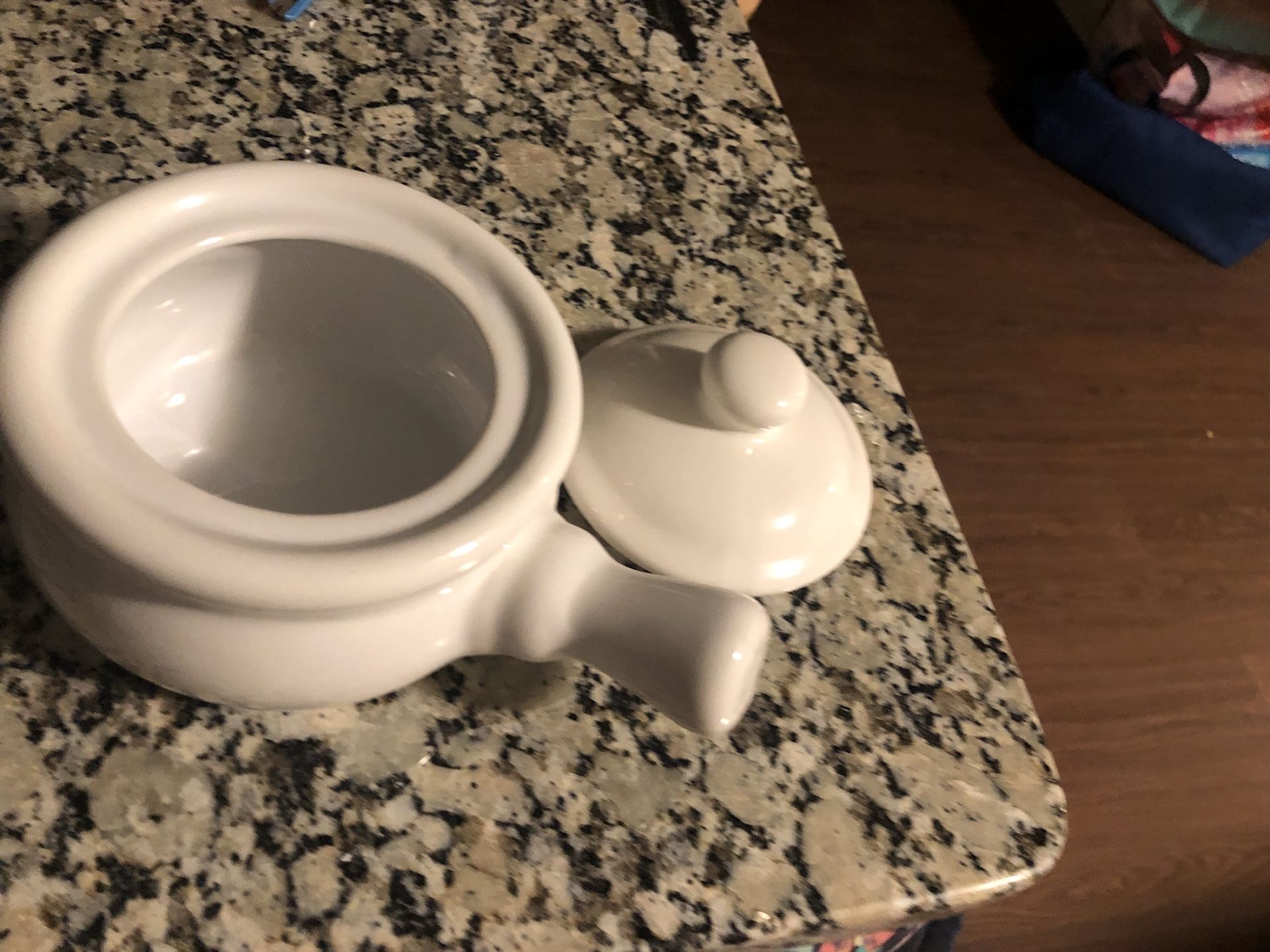 Complete set with 4 bowls and 4 tops