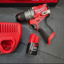 Milwaukee m12 hammer drill with one battery n charger