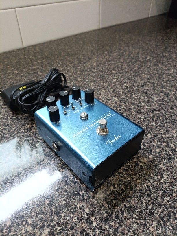 FENDER MIRROR DELAY PEDAL
