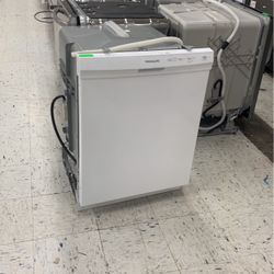 Frigidaire White Built In Front Control Dishwasher 