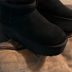 Black Uggs Sz 8. Excellent Condition  60$ Pk Up Everett Mall Way
