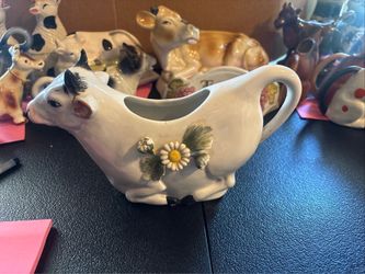 Cow pitcher with daisy