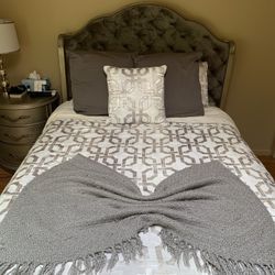Queen Size Bed Set – Includes Mattress, Box Spring, 2 Nightstands & 2 Lamps 