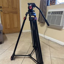 🎥 Heavy-Duty Video Tripod with Fluid Head