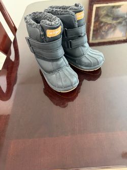 Little boys size10 snow boots