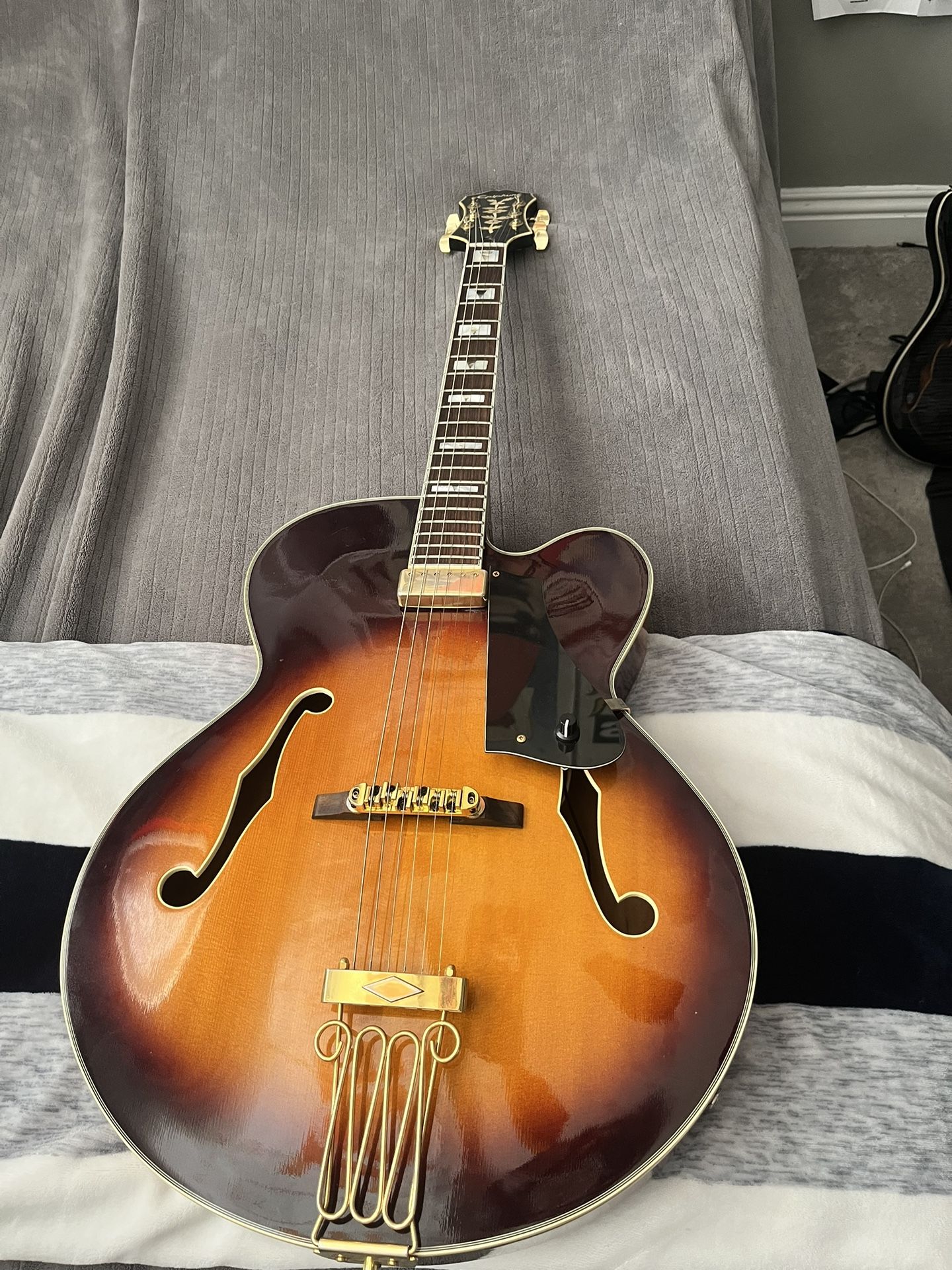 Epiphone Broadway Jazz Box Jazz Guitar
