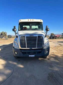 Título sugerido: 🚛 Freightliner 2012 – Motor Detroit DD13 – 398k millas